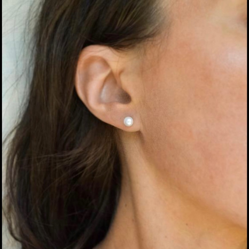 Simple pearl studs